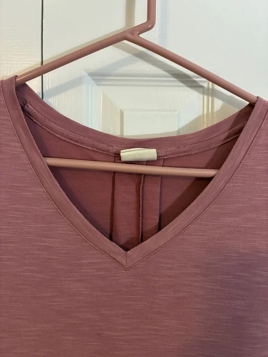 MOD REF Women’s V Neck Short Sleeve Flowing Mauve T Shirt- Size Large - Picture 3 of 13